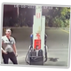 Imagen para el artículo titulado Necesitamos que alguien nos explique qué demonios está pasando con este tipo en una gasolinera